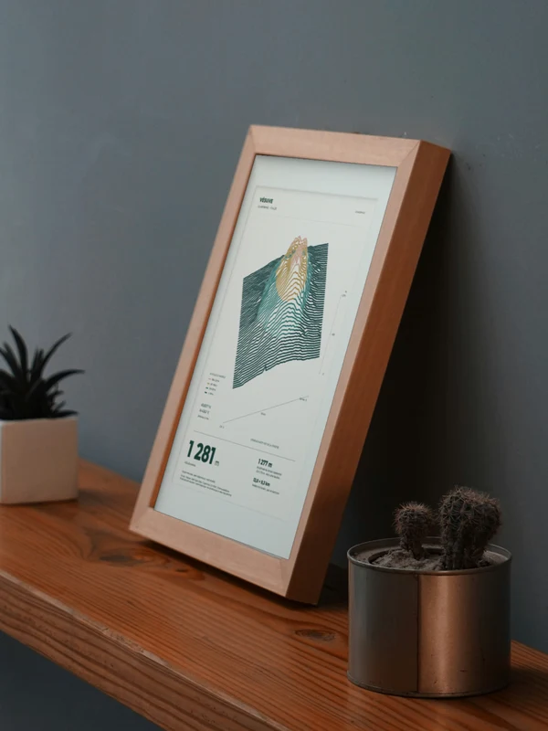 La obra Vesubio integrada digitalmente en un marco, sobre una repisa junto a plantas. El marco y las proporciones son ilustrativos.