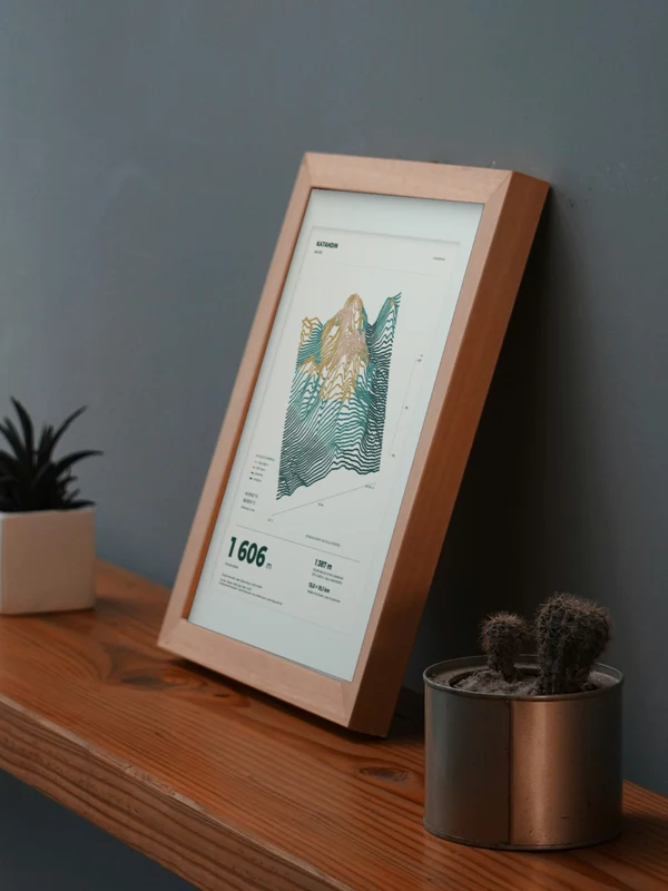 Œuvre Katahdin intégrée numériquement dans un cadre, sur une tablette auprès de plantes. Encadrement et proportions indicatifs.