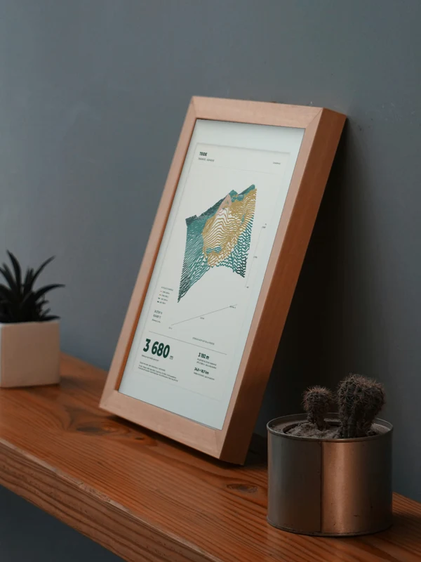 La obra Teide integrada digitalmente en un marco, sobre una repisa junto a plantas. El marco y las proporciones son ilustrativos.