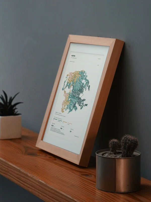 La obra Austin integrada digitalmente en un marco, sobre una repisa junto a plantas. El marco y las proporciones son ilustrativos.