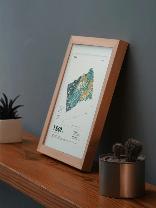 La obra Hekla integrada digitalmente en un marco, sobre una repisa junto a plantas. El marco y las proporciones son ilustrativos.